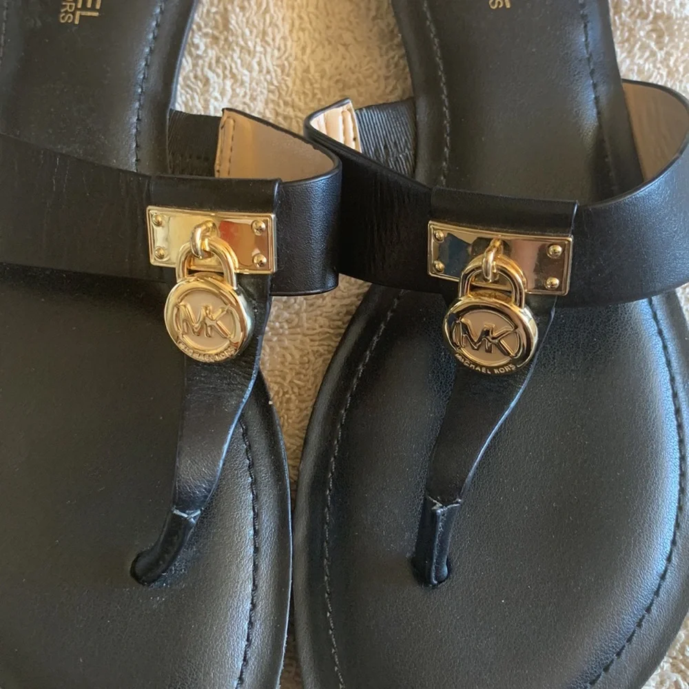 ❓MICHAEL KORS Black Leather Hamilton Gold Locket Sandals, size 6 - Picture 4 of 5
